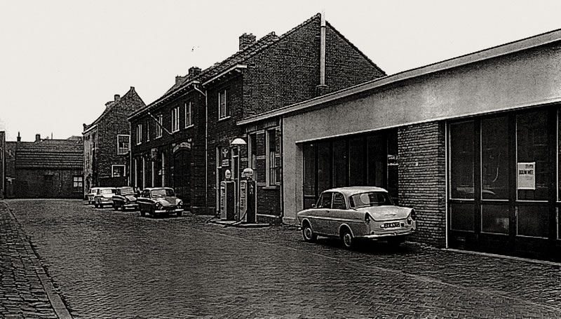 Garagebedrijf Mastenbroek in de binnenstad van Harderwijk 1960 Daf dealer